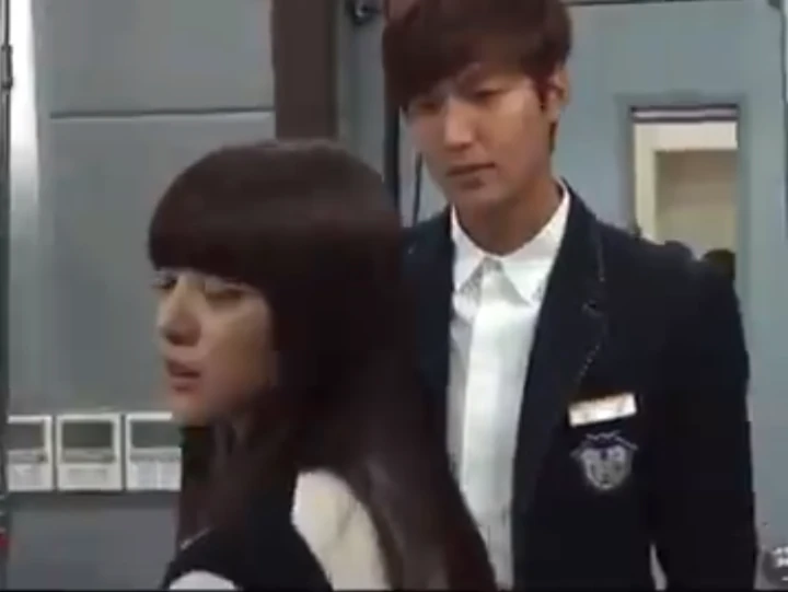 Momen Kim Ji Won Panik usai Tampar Lee Min Ho saat Syuting \'The Heirs\' Kembali Viral