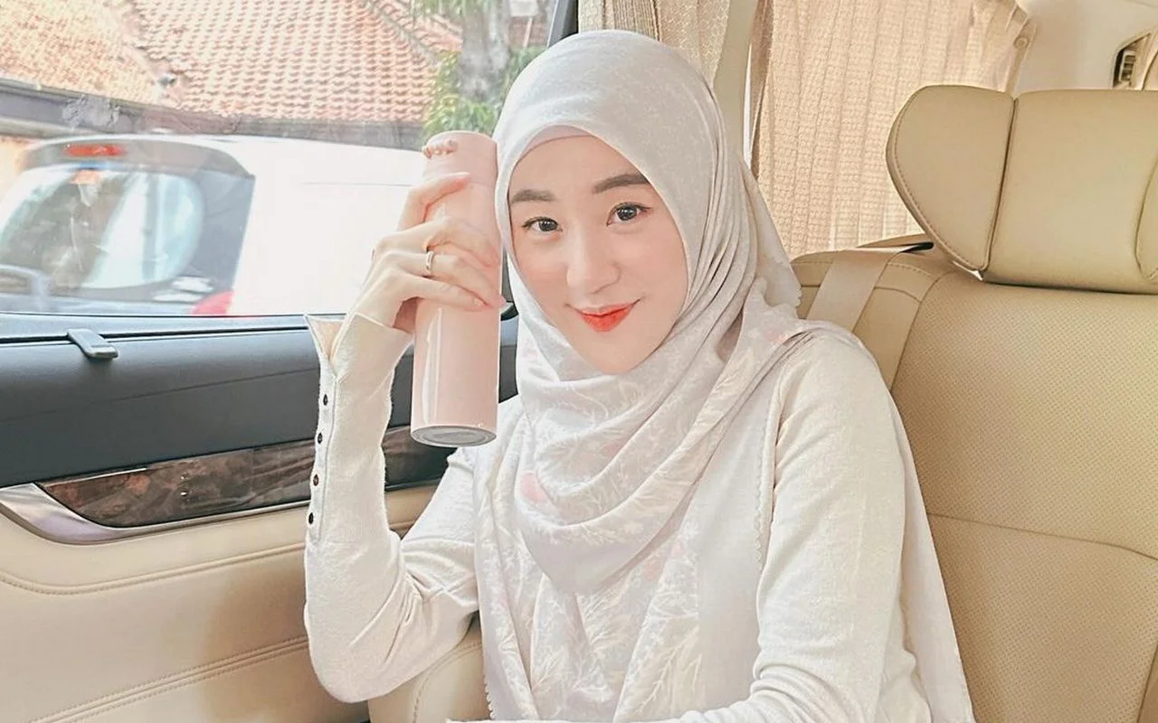 Larissa Chou Santai Tampil Berhijab di Acara Keluarga Beda Agama