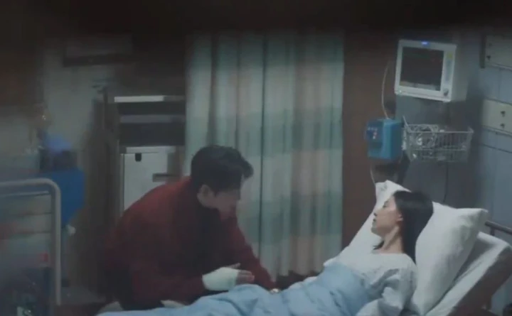 Adegan Pasca Operasi Kim Ji Won di \'Queen of Tears\' Diprotes Gak Masuk Akal