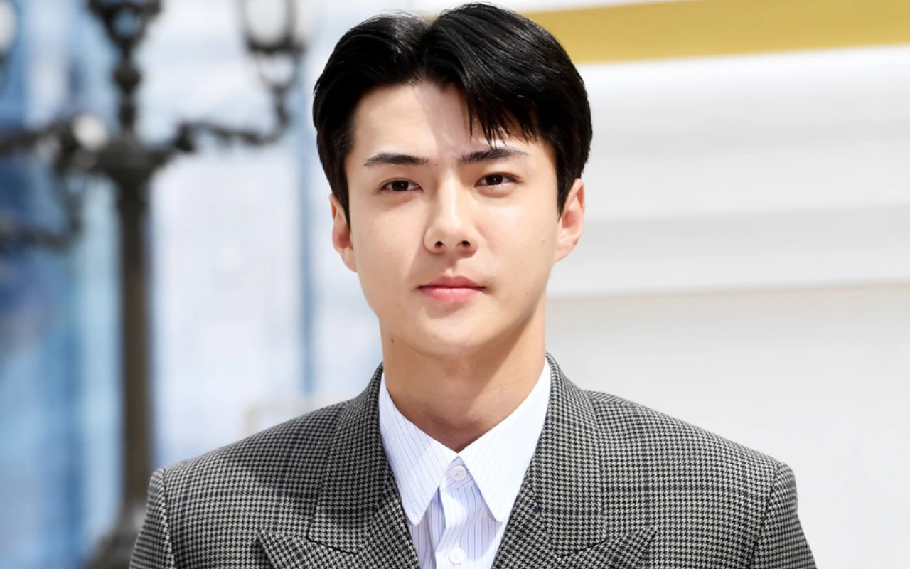 Sehun EXO Dirumorkan Jalan dengan Pacar saat Sedang Wamil