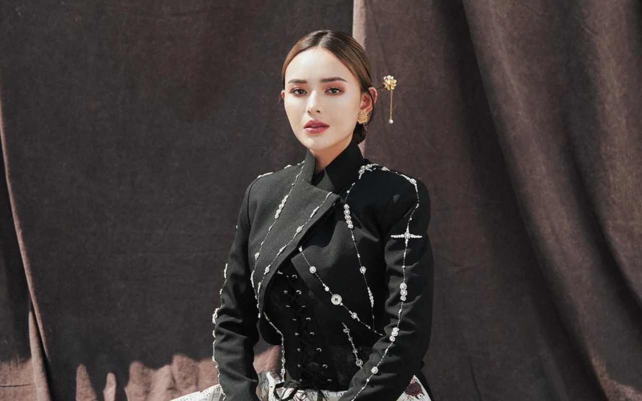 Amanda Manopo Cantik Menyala kala Jadi Bridesmaid di Nikahan Sahabat