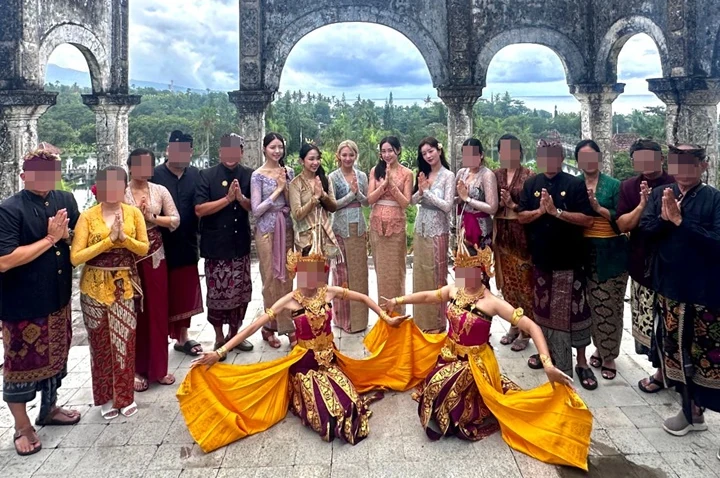 Dita Karang, Bomi A Pink & Hyoyeon SNSD Pakai Baju Adat saat Syuting \'Pick Me Trip In Bali\'