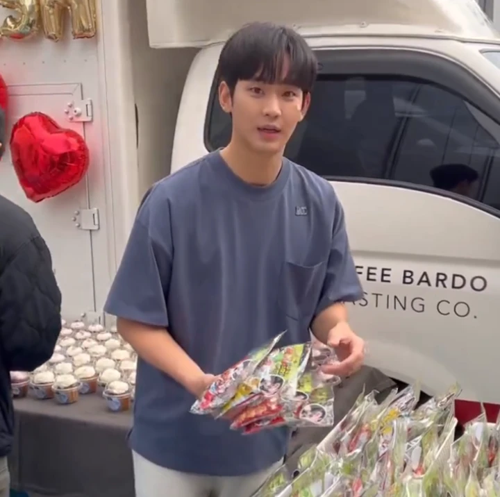 Yoon Ju Jang Spill Momen Kikuk Kim Soo Hyun Dikirimi Dukungan di Lokasi \'Queen of Tears\'