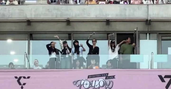 Jennie cs Muncul di Konser SEVENTEEN