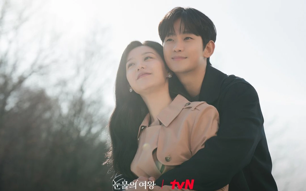 'Queen Of Tears' Episode 15-16 Recap: Kim Soo Hyun Kunjungi Makam Kim Ji Won di Ending