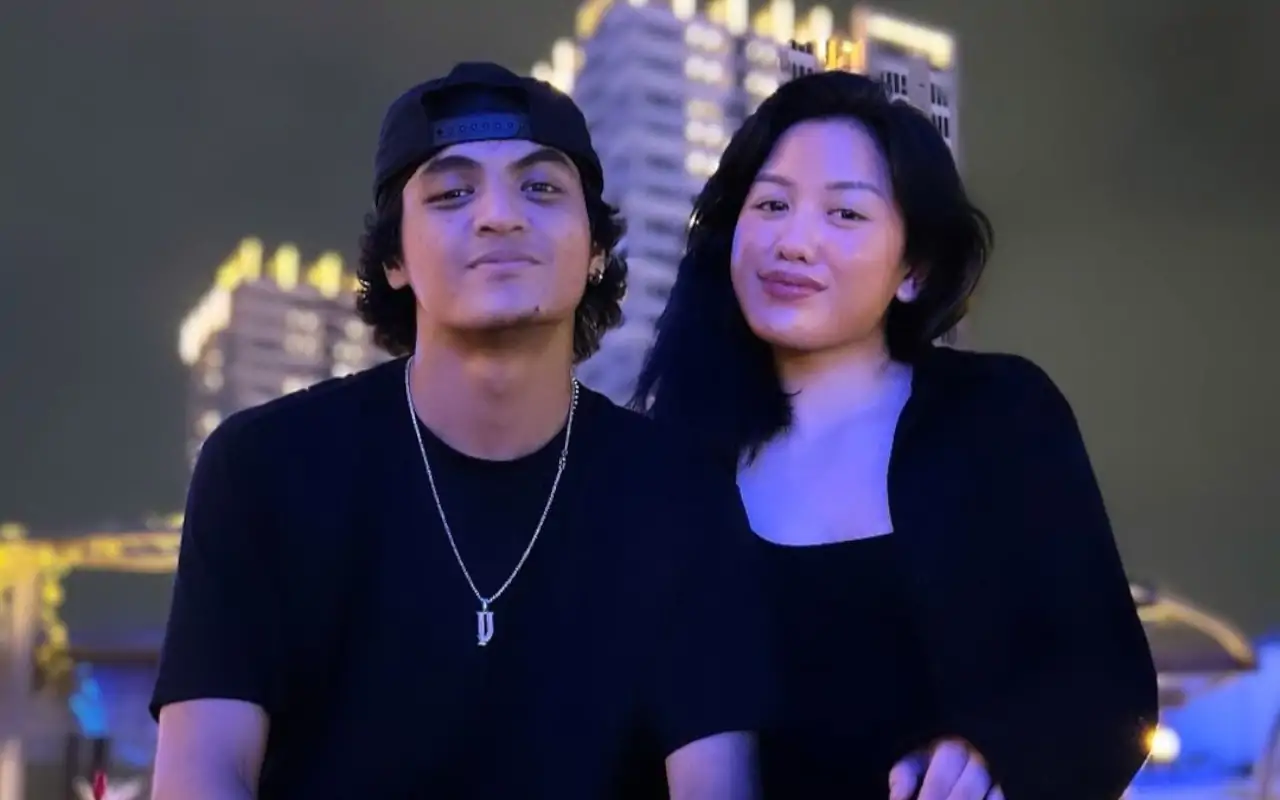 Yalangoch jinsiy bomba Ogil bolalar külot kiygan