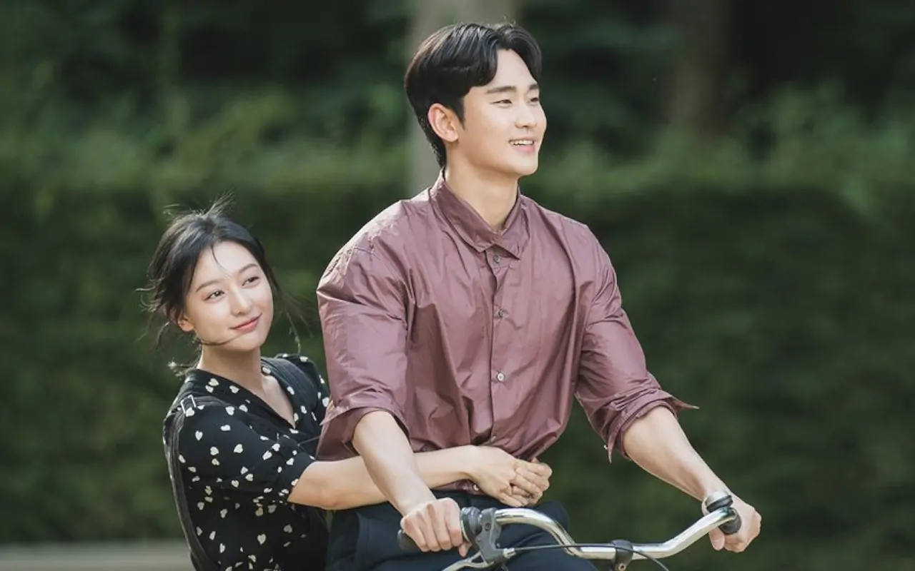 Kim Soo Hyun dan Kim Ji Won Kompak Gelar Fanmeeting pada Hari yang Sama