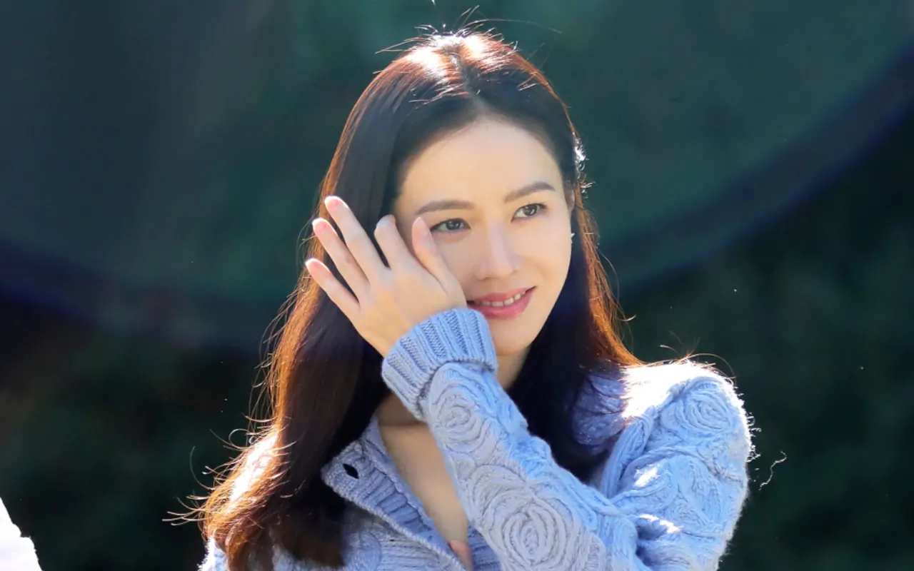 Son Ye Jin Pamer Visual Bersinar dengan Gaun Pengantin