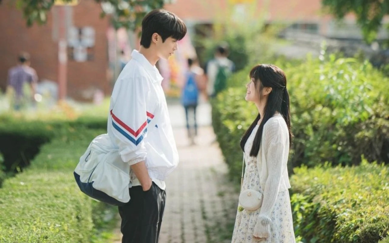 Fans Protes Banyak Adegan Uwu Byeon Woo Seok dan Kim Hye Yoon di 'Lovely Runner' Dihapus