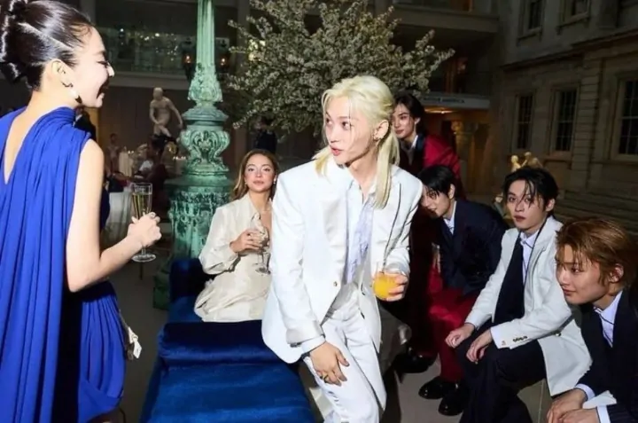 Jennie BLACKPINK dan Stray Kids Bikin Salfok saat Bertemu di Met Gala 2024