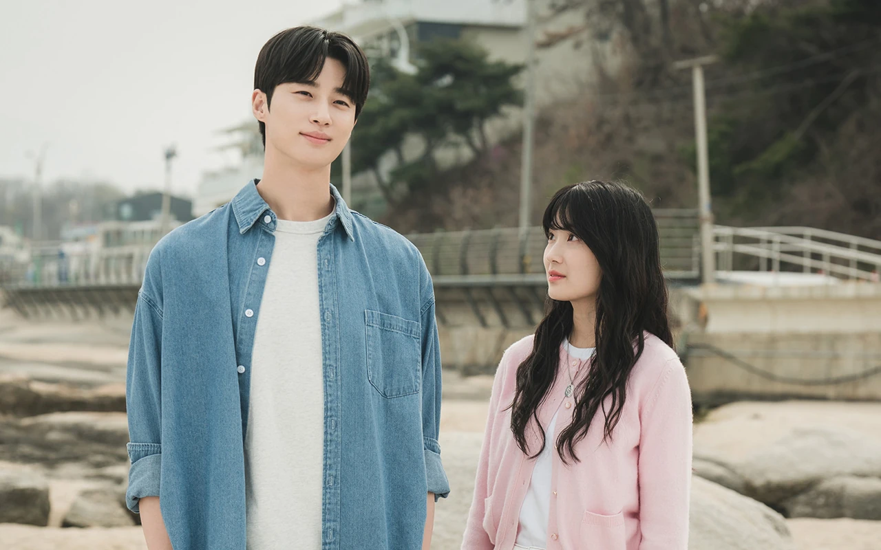 Tingkah Byeon Woo Seok Like Kompilasi Ciuman di 'Lovely Runner' Jadi Bahan Gosip