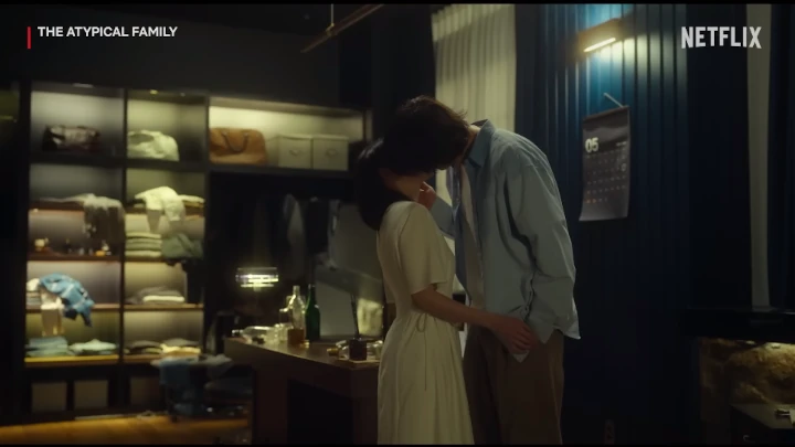 Gestur Tangan Jang Ki Yong saat Cium Bibir Chun Won Hee di \'The Atypical Family\' Disorot