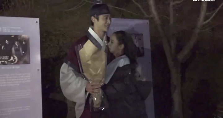 Momen Hyeri Peluk Byeon Woo Seok saat Nangis di Lokasi \'Moonshine\' Kembali Viral