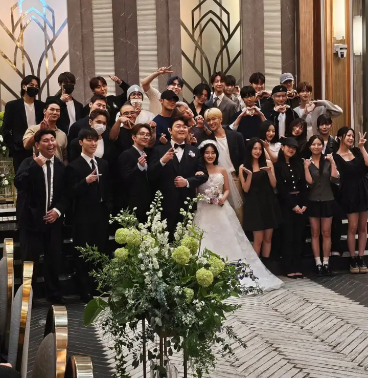 SEVENTEEN hingga fromis_9 Kondangan Bareng di Pernikahan Staf Pledis