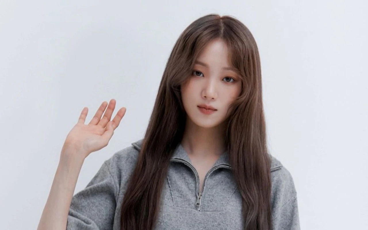 Lee Sung Kyung Pancarkan Aura Putri Negeri Dongeng saat Bawakan Lagu Disney