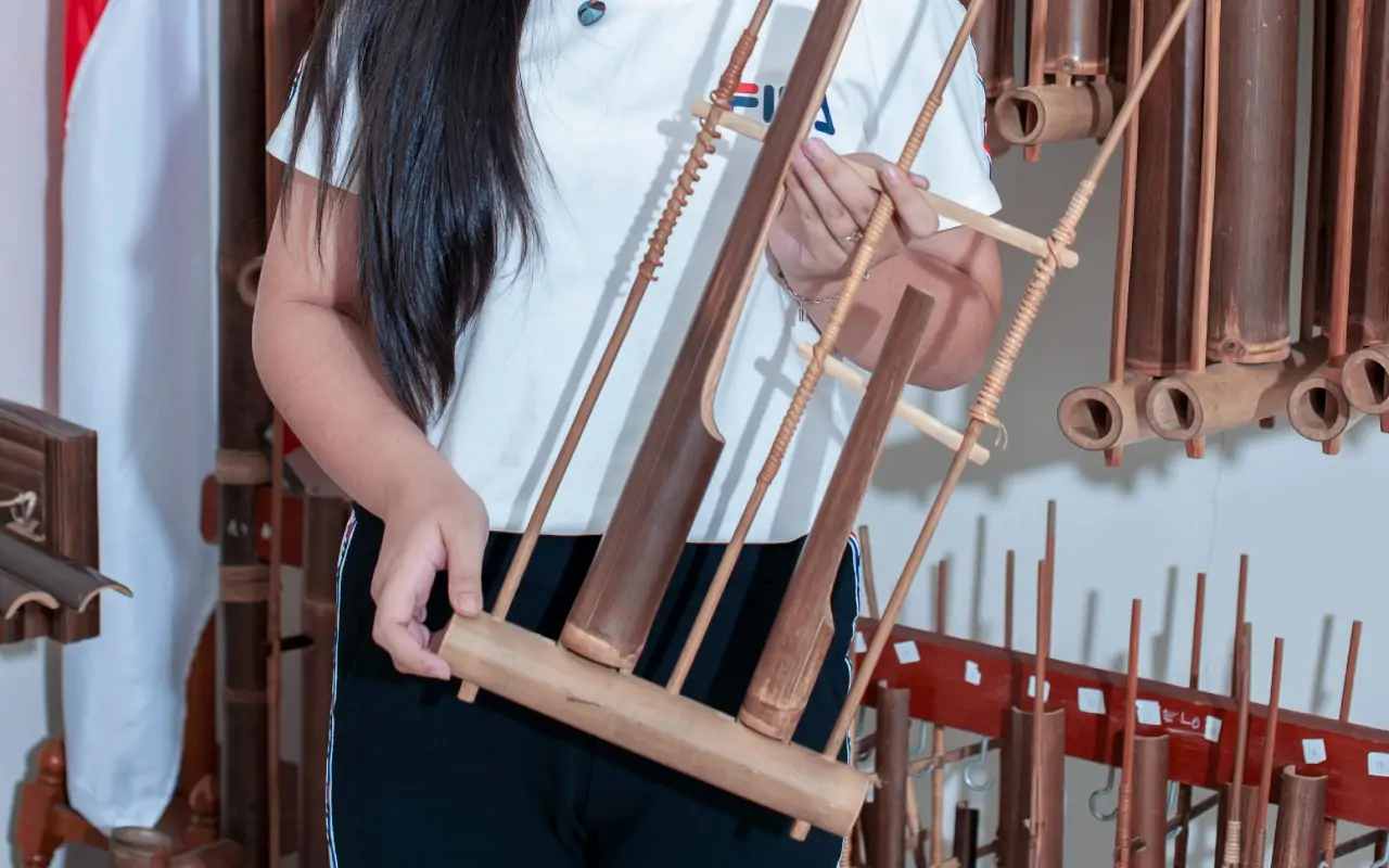 Angklung: Keunikan Alat Musik Tradisional Indonesia dan Cara Memainkannya