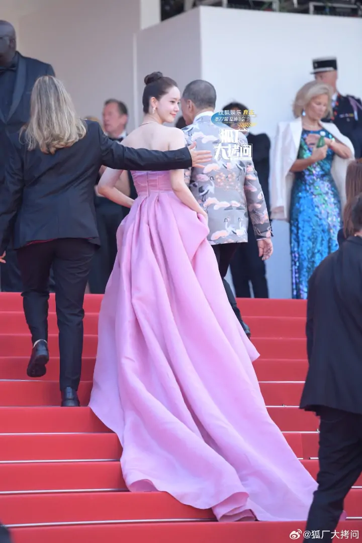 Yoona SNSD Ditegur Staf Cannes Lantaran Terlalu Semangat Beri Fanservice