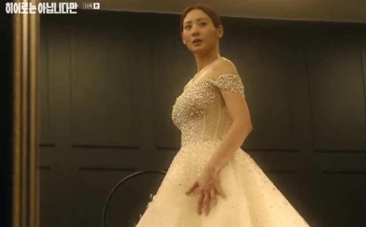 Penampilan Beda Claudia Kim Pakai Gaun Pengantin di \'The Atypical Family\' Disorot