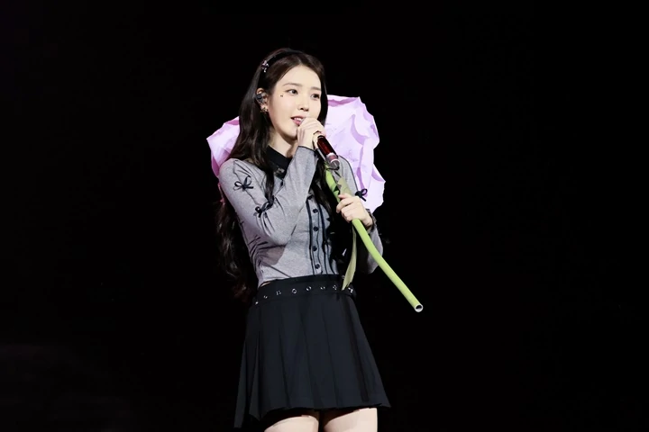 IU Bikin Ngakak lantaran Buat Kesalahan di Konser \'HEREH World Tour\' Manila