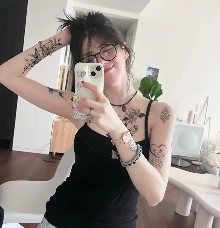 Han So Hee Berani Pamer Lebih Banyak Tato usai Tuai Kritik di Event Dior