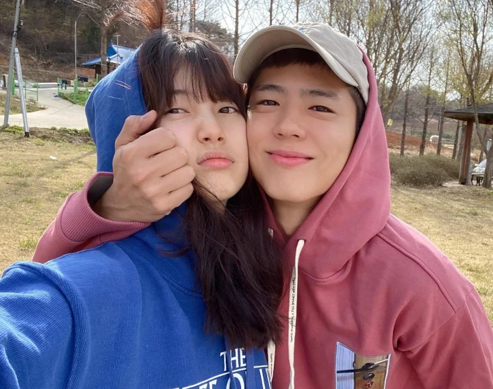Suzy Akui Ingin Terus Peluk Park Bo Gum saat Syuting \'Wonderland\'