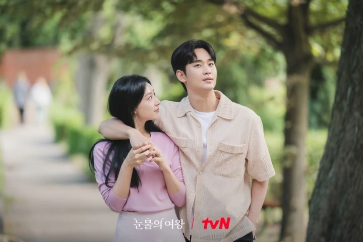 Kim Ji Won Pakai Cincin Nikah \'Queen of Tears\' untuk Pemotretan Majalah