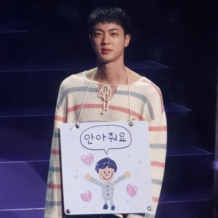 Jin BTS Bikin Lumer Gegara Perhatiannya ke ARMY Termasuk yang Muslim di Event Pelukan