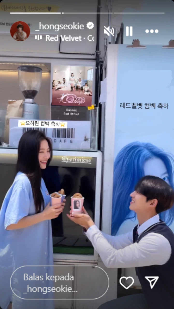 Hongseok Pentagon Berlutut ke Yeri Red Velvet untuk Dukung Comeback \'Cosmic\'