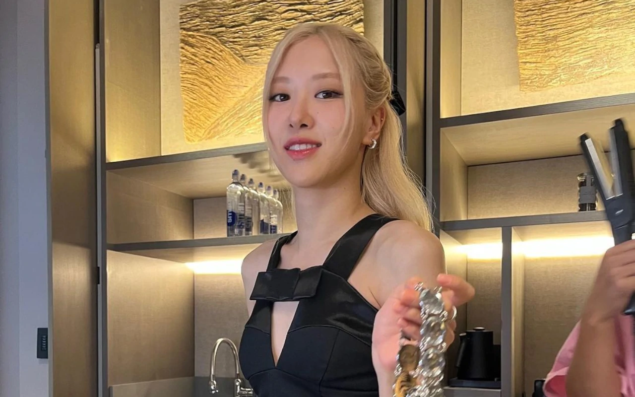 Rose BLACKPINK Pakai Sandal Jepit saat OTW Paris Picu Beragam Reaksi