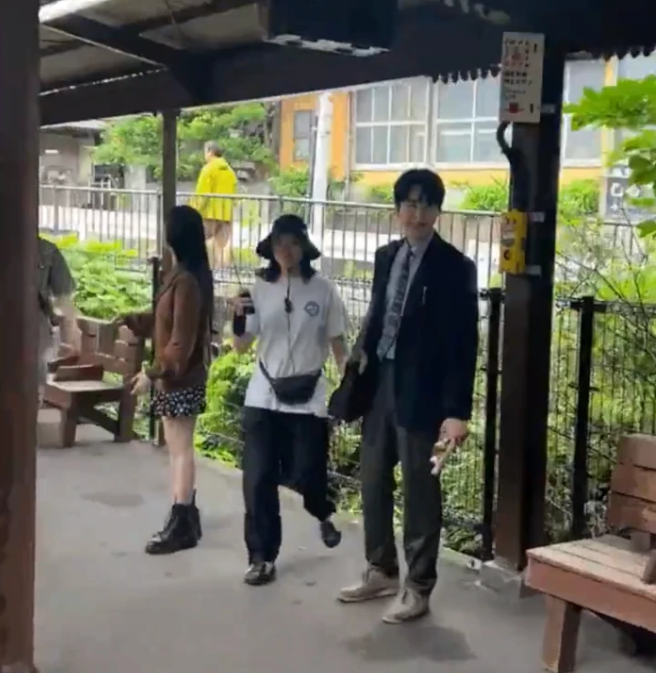 Gestur Go Yoon Jung & Kim Seon Ho saat Syuting Drama di Jepang Curi Perhatian