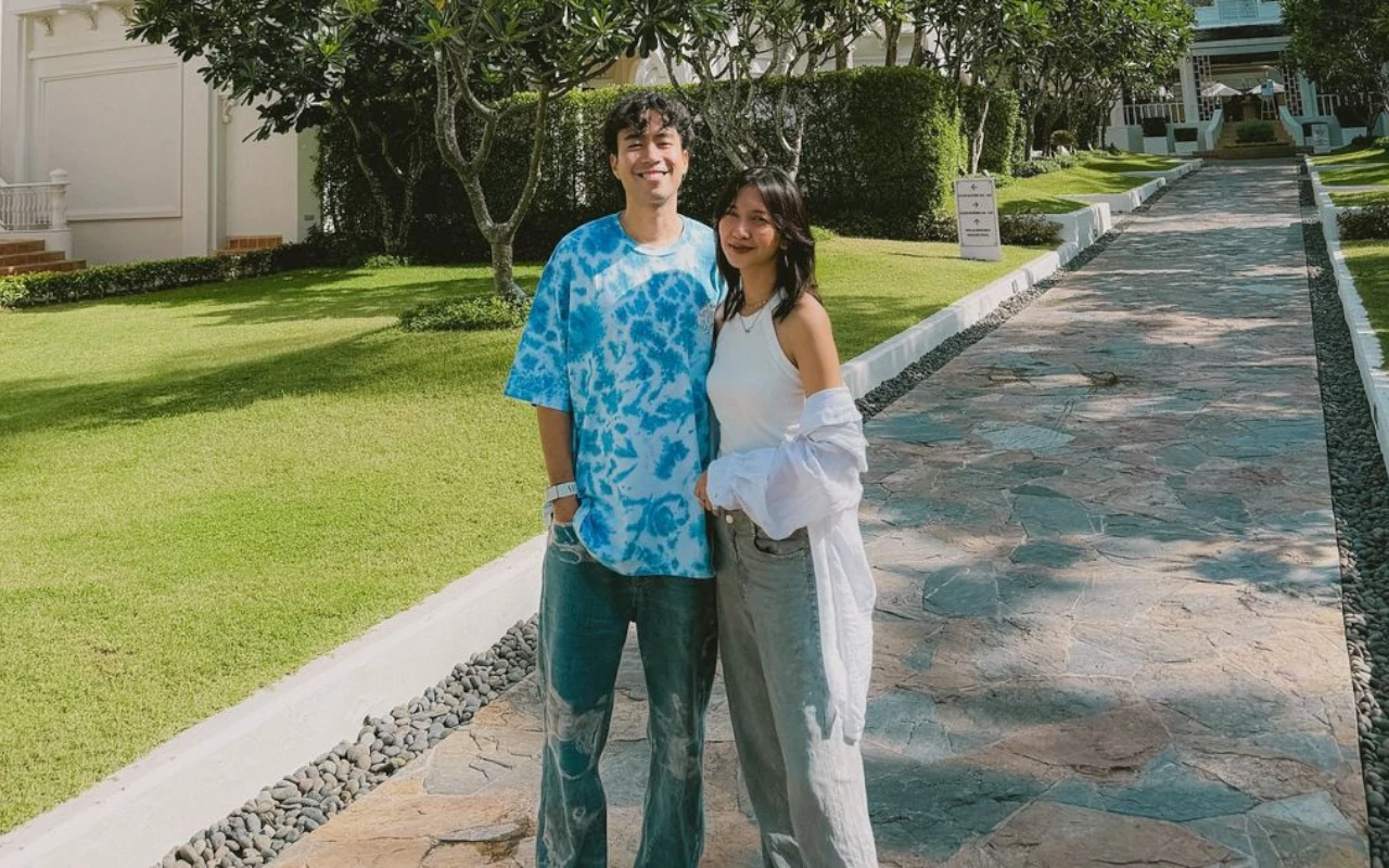 Vidi Aldiano Pose Romantis Bareng Sheila Dara di Thailand usai Mendadak Pamit untuk Detoks Kanker