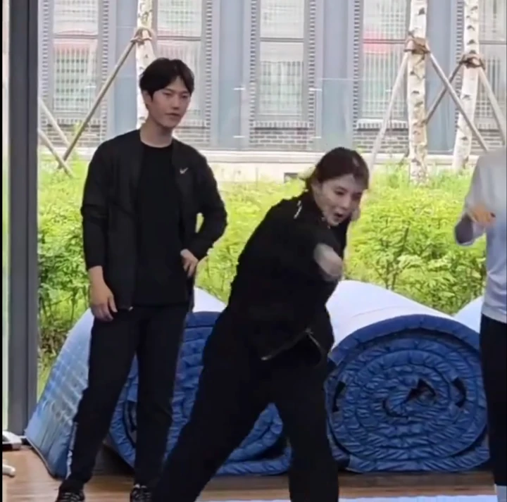 Han So Hee Keren Abis saat Jadi Asisten Instruktur Seni Bela Diri