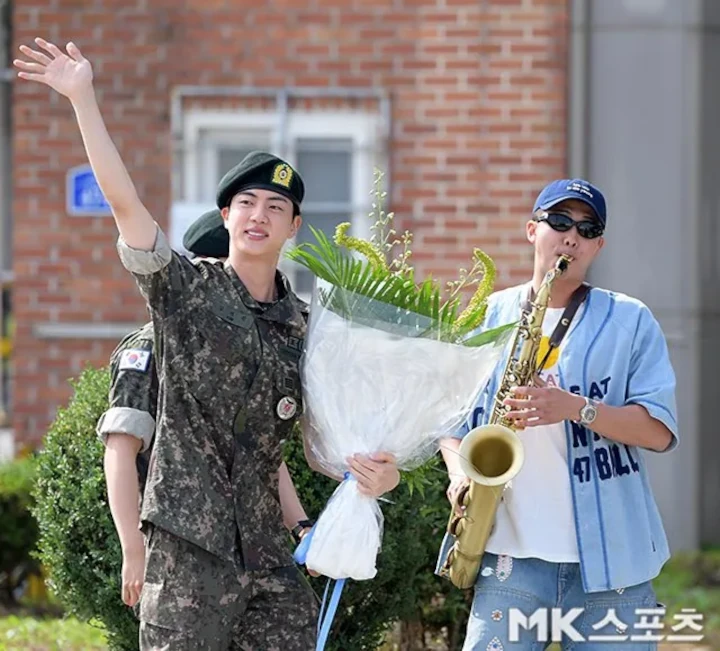 Jin Justru Salfok ke Kostum Aneh RM BTS di Hari Bebas Wamilnya
