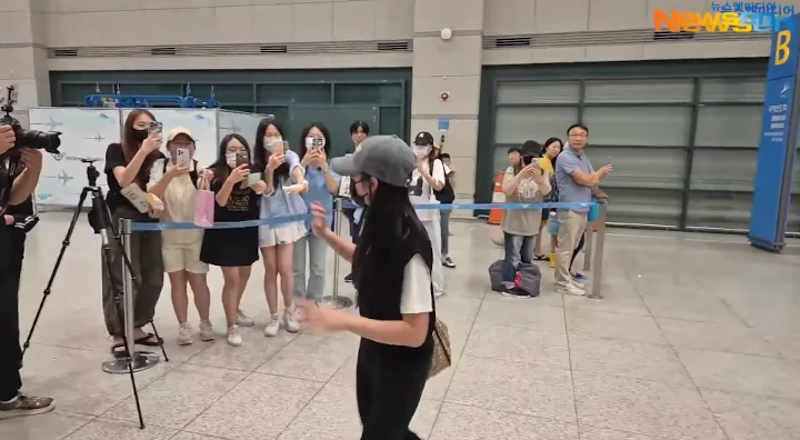 Kim Hye Yoon Gagal Mode Ninja di Bandara Gegara Sifat Gak Enakan