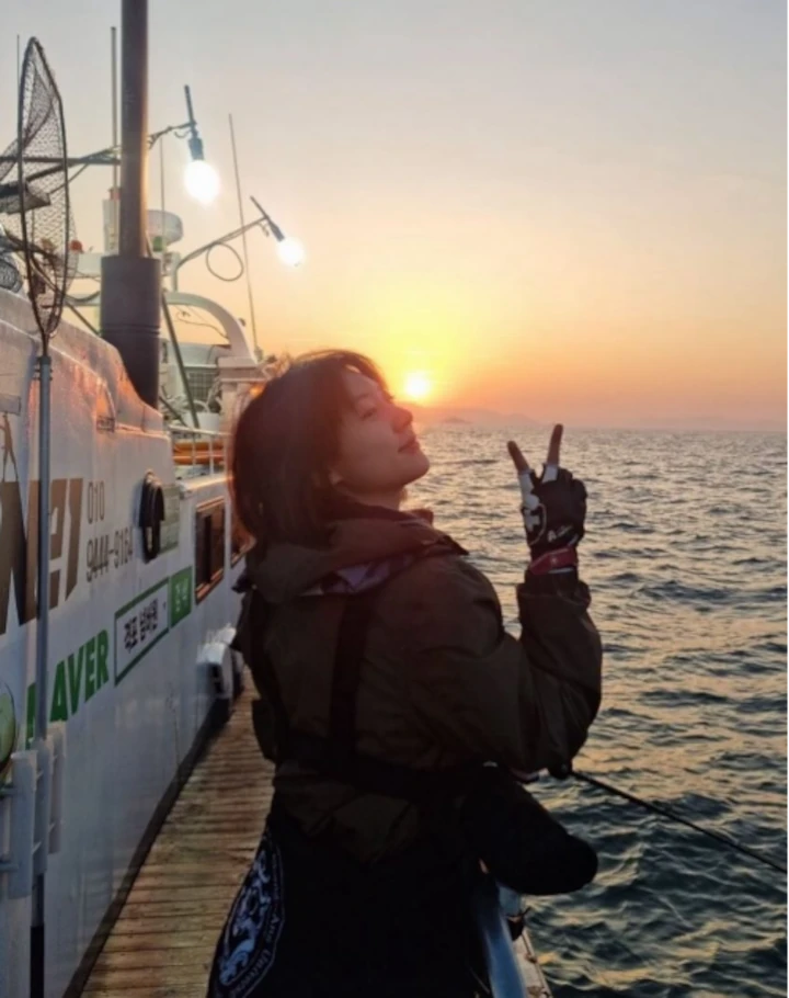 Kim Sae Ron Senyum Cantik Nikmati Sunset di Laut usai Skandal DUI Kim Sae Ron Senyum Cantik Nikmati Sunset di Laut usai Skandal DUI