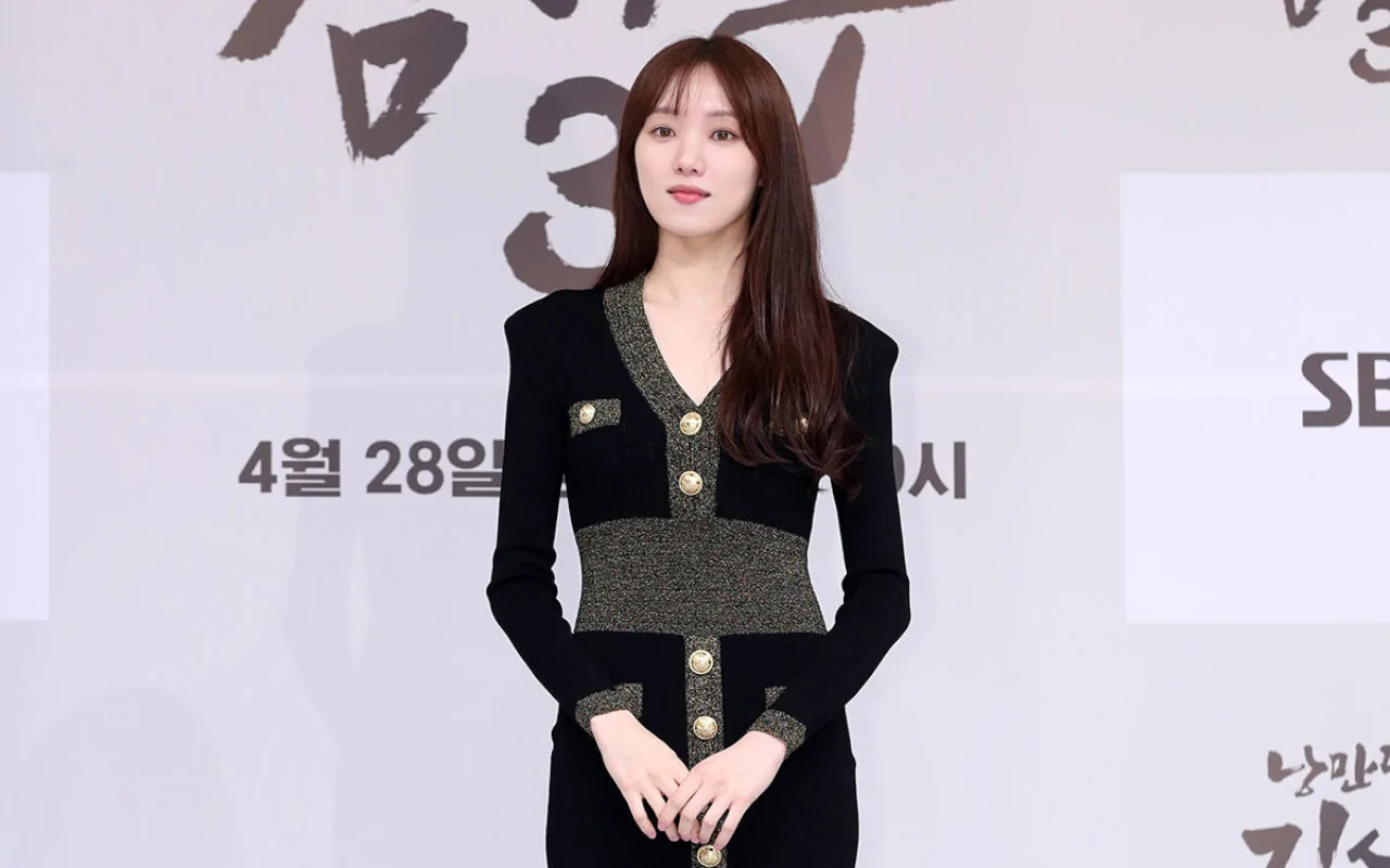 Aksi Lee Sung Kyung Lindungi Fans dari Pengawal di Bandara Kembali Viral