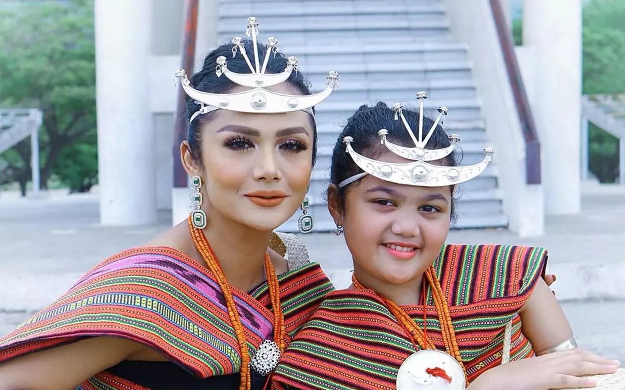 Amora Lemos Putri Kris Dayanti Tampil Beda dengan Rambut Lurus Bikin  Pangling