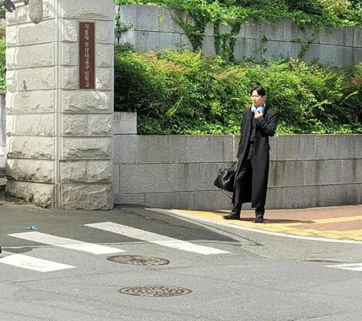 Kim Nam Gil Bikin Prihatin saat Kepergok Syuting \'The Fiery Priest 2\'