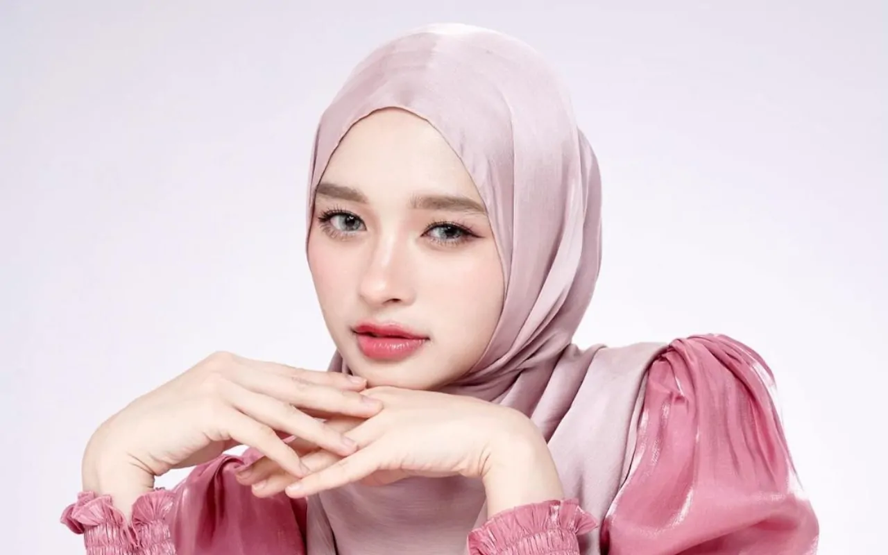 Foto Kaos Kaki Inara Rusli Auto Bikin Salah Paham