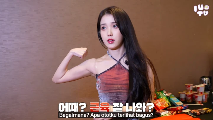 IU Pamer Tubuh Berotot saat Gelar Konser di Indonesia