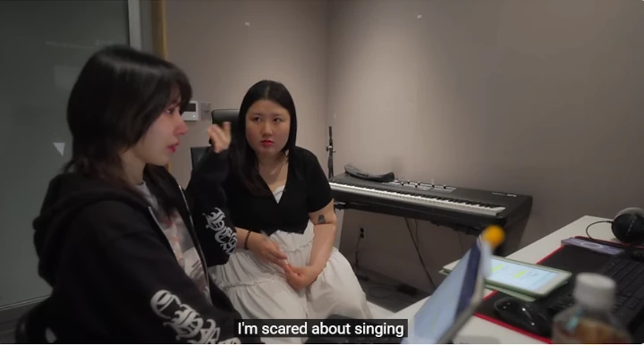 Sakura LE SSERAFIM Nangis saat Akui Takut Nyanyi di Depan Orang