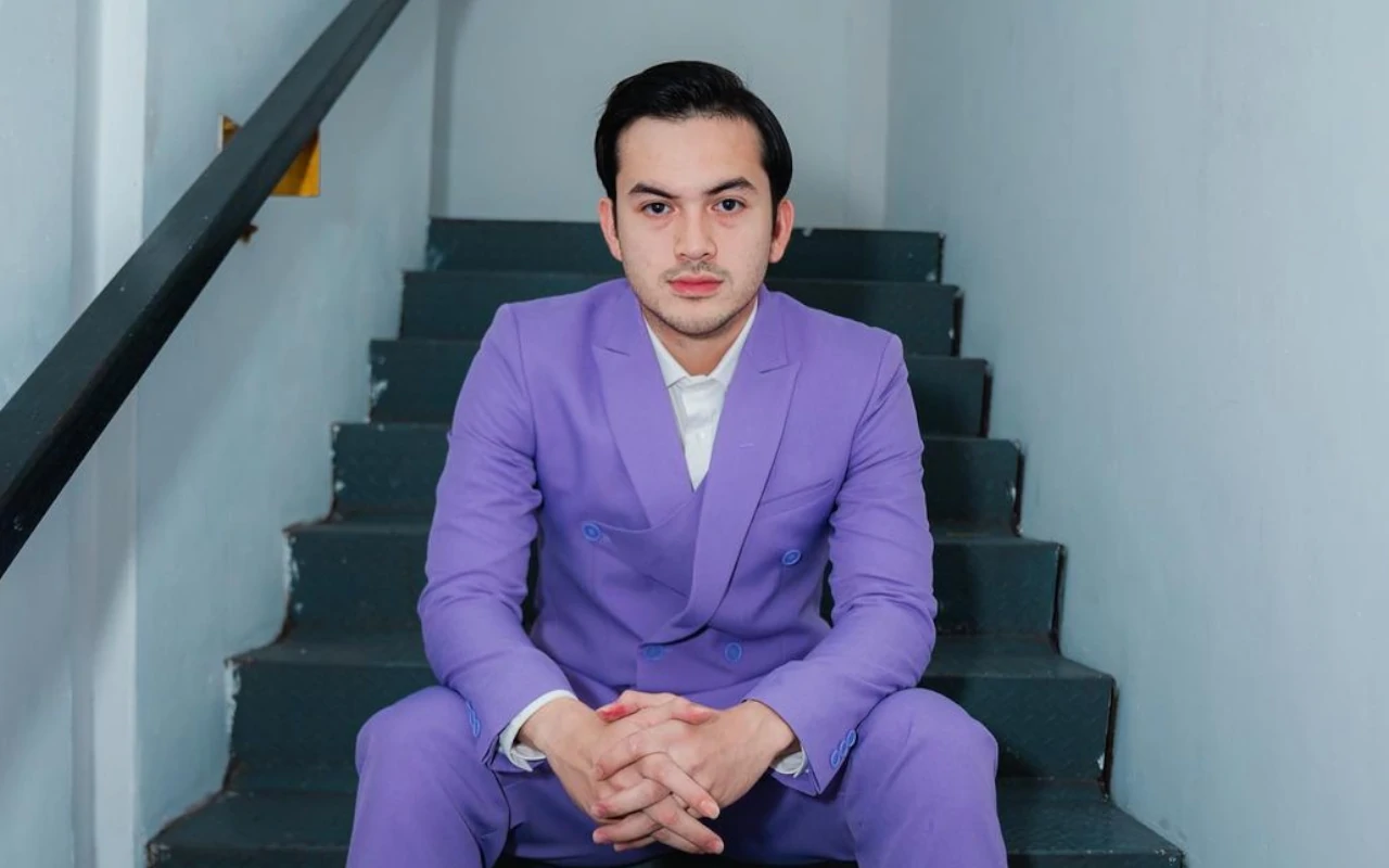 Rizky Nazar Pose Centil Bareng Bestie Cantik usai Diramal Hancur Ditinggal Syifa Hadju