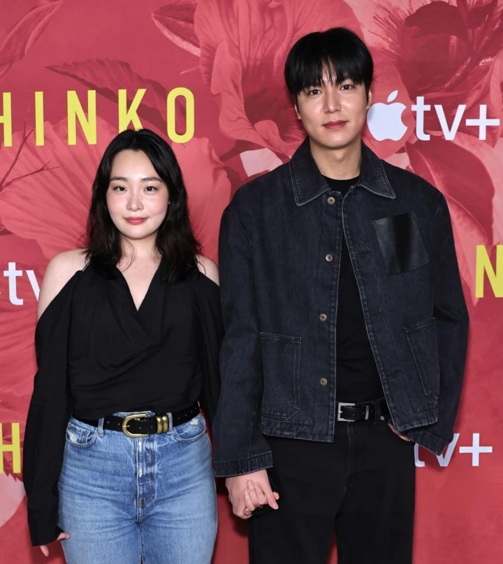 Lee Min Ho Genggam Erat Tangan Kim Min Ha di Jumpa Pers \'Pachinko 2\'