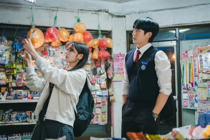 Jung So Min & Jung Hae In Beda Reaksi Terkait Pakai Seragam Sekolah untuk \'Love Next Door\'