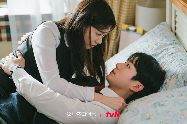 Makna Mendalam Judul Drama Jung Hae In & Jung So Min \'Love Next Door\' Diungkap Jurnalis