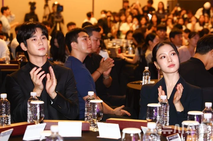 Potret Kim Soo Hyun & Go Min Si Duduk Sebelahan Disambut Heboh