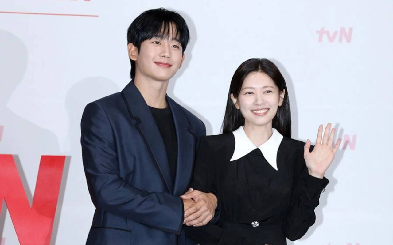Jung Hae In Pijat Jung So Min saat Syuting di Kolam Renang 'Love Next Door'