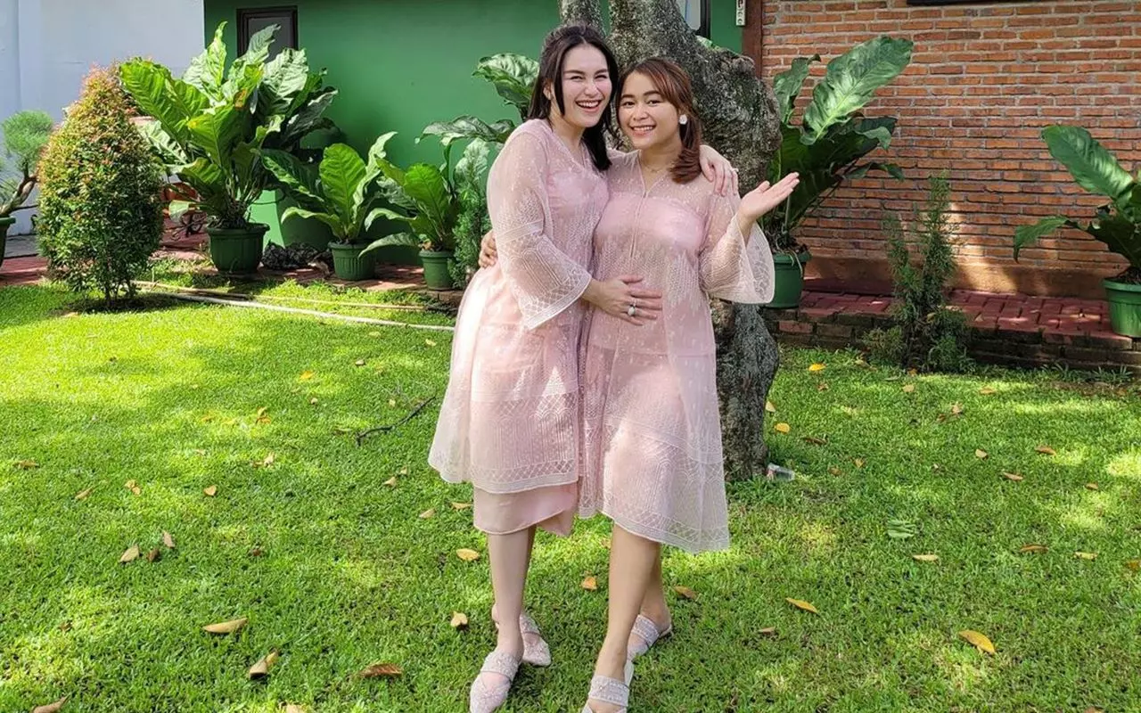 Adik Ayu Ting Ting Pingsan di Pemakaman Putra Kecilnya
