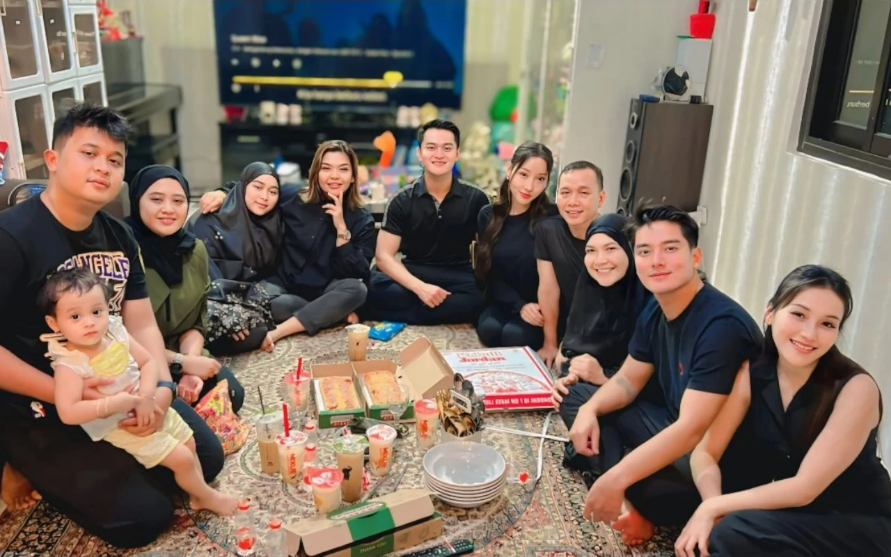 Adab Ibu Ayu Ting Ting Peluk Boy William hingga OOTD Sang Putri saat Tahlilan Digunjing