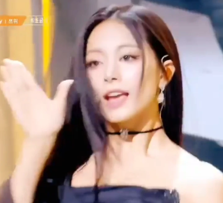 Penampilan Solo Tzuyu TWICE Bawakan \'Run Away\' Tuai Kontroversi